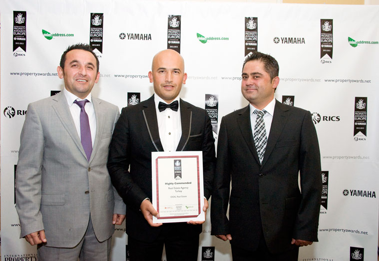 Oktay Uyaroglu, Yakup Uslu ja Abdurahman Kaya olivat läsnä tilaisuudessa, joka pidettiin Lontoossa, Marriott Hotellissa, Grosvenor Squarella 24. syyskuuta 2012.